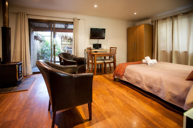 Bedroom 2, Witches Falls Cottages, Tamborine Mountain