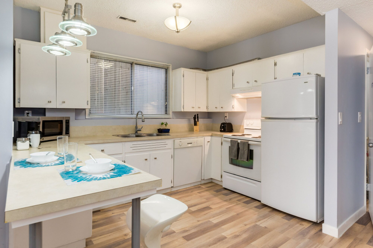Others 5, 4 Bedroom Suite in Calgary, Division No. 6