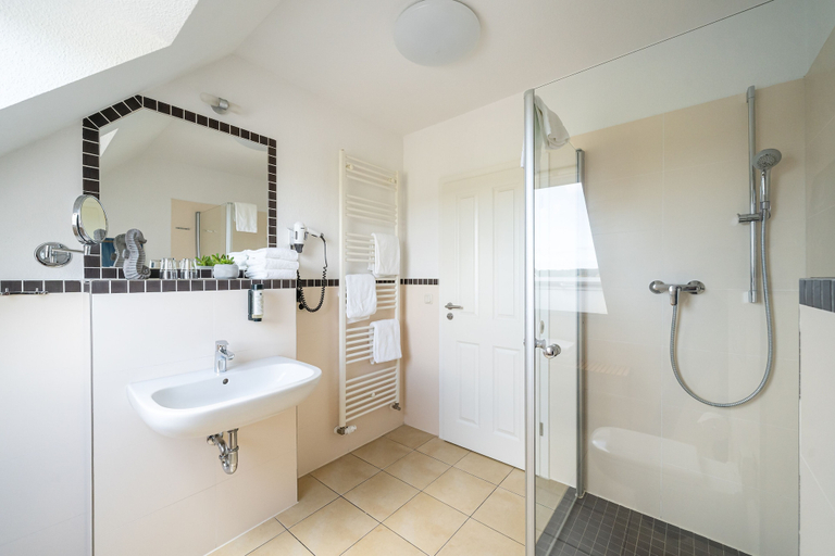 Bathroom 5, Strandhafer Aparthotel, Rostock