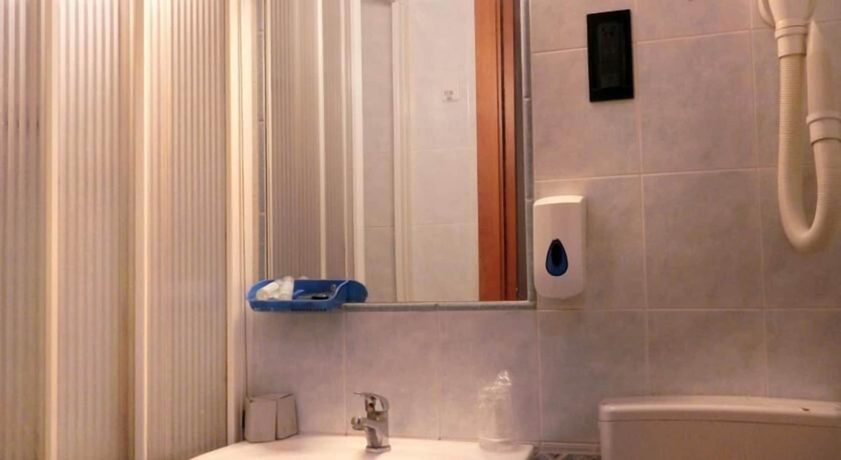 Bathroom 3, Hotel Acquaverde, Genova