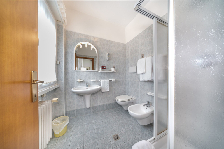 Bathroom 4, Hotel Karinhall, Trento