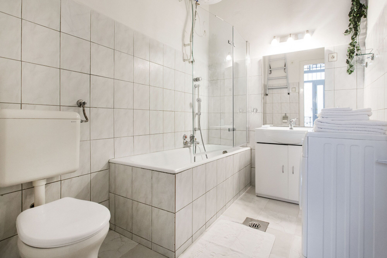 Bathroom, Wesselenyi 2 Apartment, Budapesti