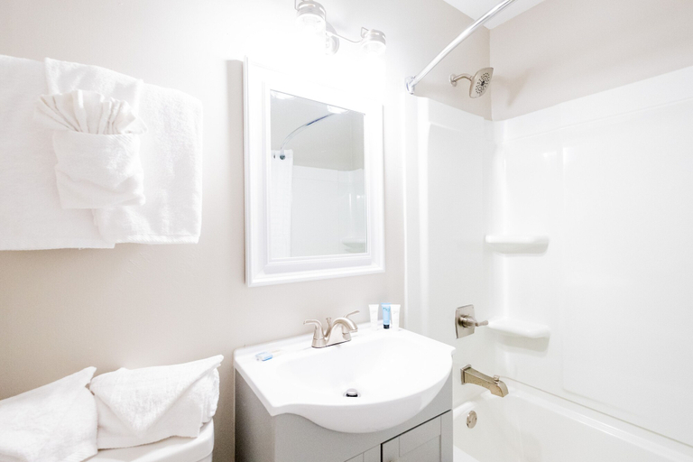 Bathroom 4, 300 Tenth, Horry
