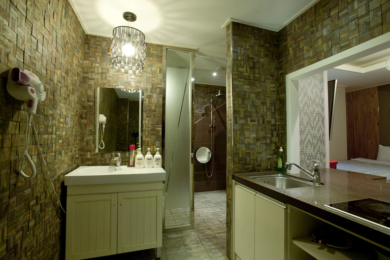 Bathroom 4, Max Motel, Sasang