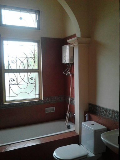 Bathroom 5, Villa Kota Bunga Dandelion, Cianjur