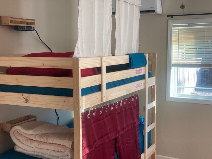 Bedroom 3, WHOLE Family - Barrette - back - Hostel, Sacramento