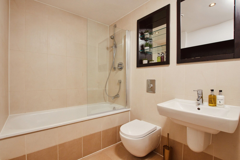 Bathroom, King Deluxe City Apt Large Balcony& Free Parking!, Leeds