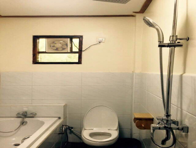 Bathroom 4, Kyaw Myanmar Hotel, Thandwe