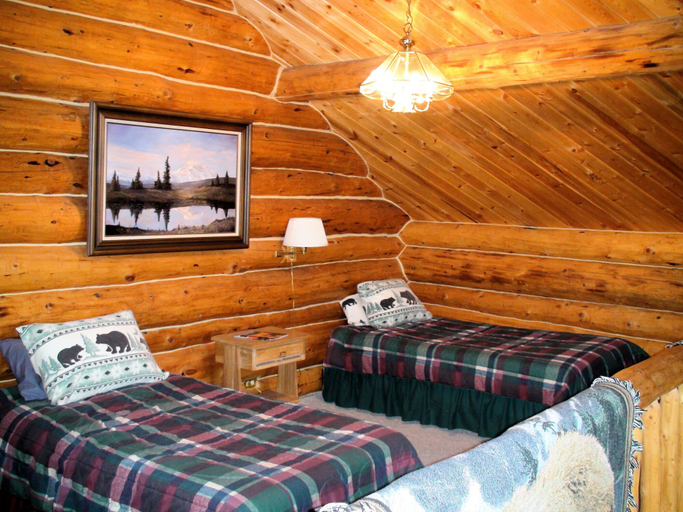 Bedroom 2, Bear Paw Adventure, Kenai Peninsula