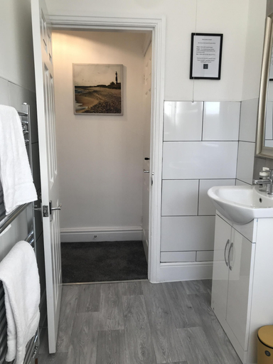 Bathroom 4, Stylish 3-bed Preston Home for Relaxing Comfy Stay, Lancashire