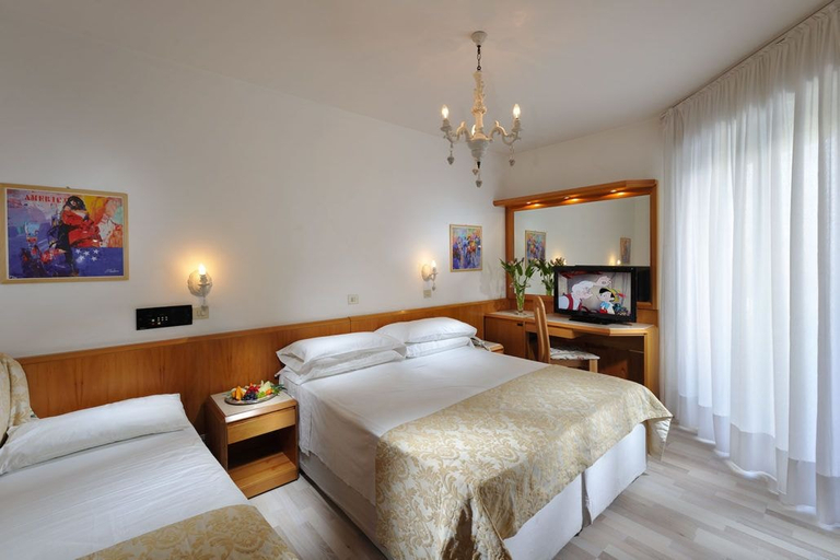 Bedroom 3, Grand Hotel Playa, Udine