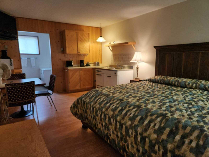 Bedroom 2, English River Inn, Thunder Bay
