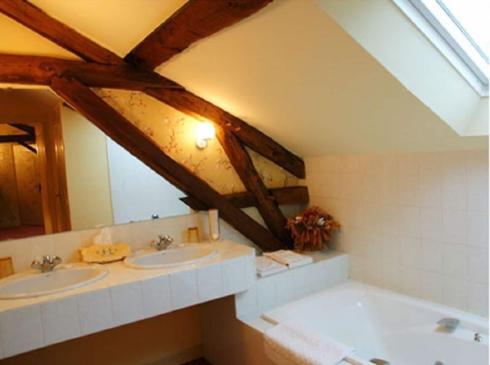 Bathroom 5, Le Chatenet, Dordogne