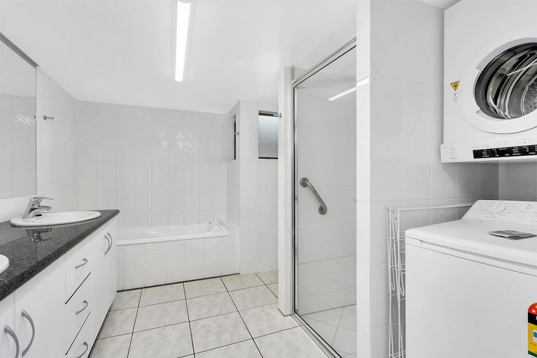 Bathroom 5, Roydon Beachfront Apartments, Cairns