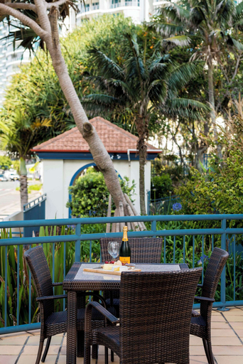 Food & Drinks, Oaks Gold Coast Calypso Plaza Suites, Gold Coast