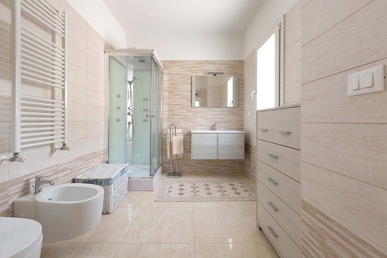 Bathroom 4, Villa Specchia, Brindisi