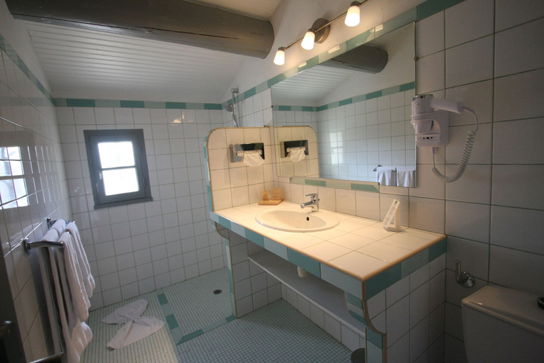 Bathroom 5, Hotel Van Gogh, Bouches-du-Rhône