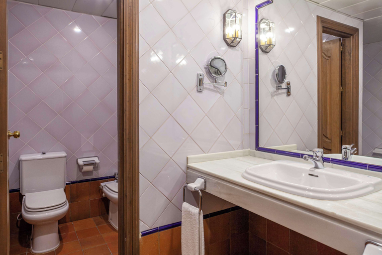 Bathroom 5, Hotel Macià Alfaros, Córdoba