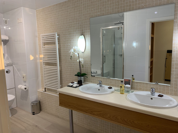 Bathroom 5, Bayview Hotel, Causeway Coast and Glens