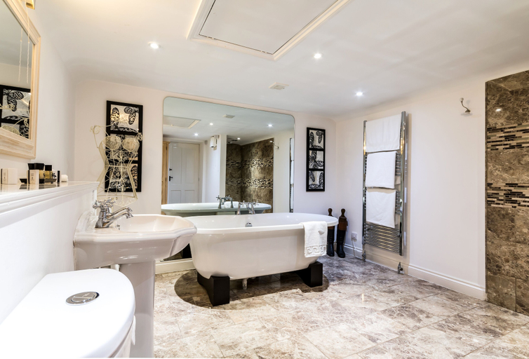 Bathroom 3, The Crown Inn, Northamptonshire