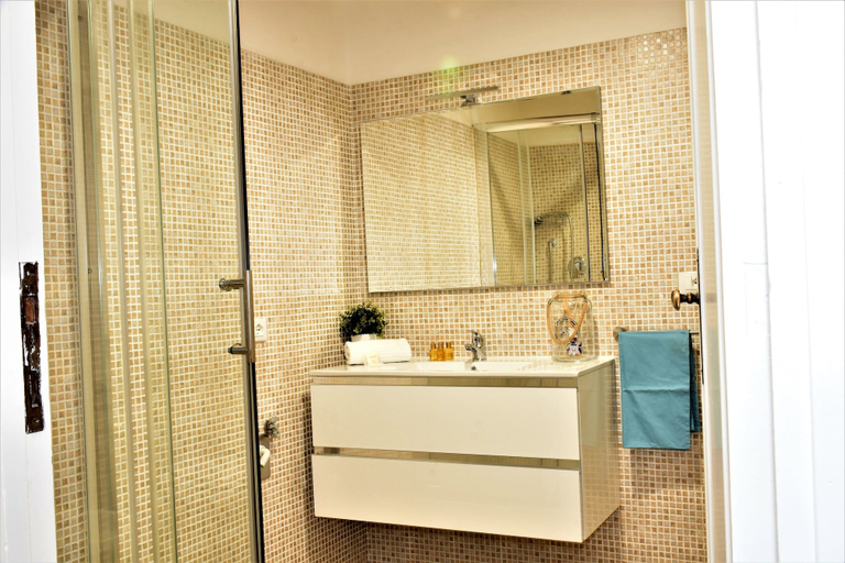 Bathroom 3, Coliseum Suite, Rome