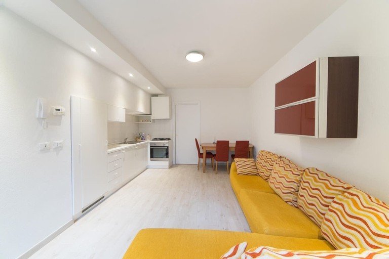 Living area, La Casa Nel Borgo Sul Lago, Brescia