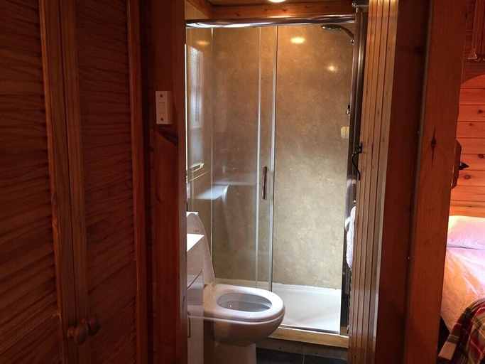 Bathroom 3, Lurchers Cabin Aviemore, Highland