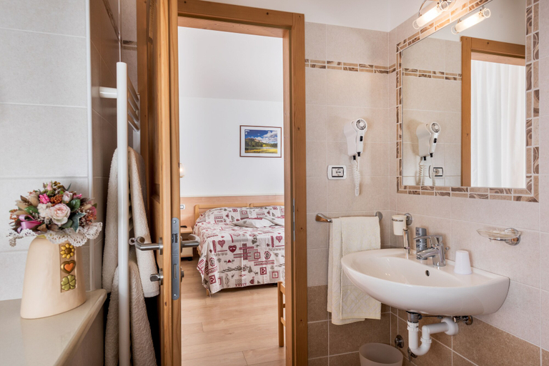 Bathroom 5, Hotel Garnì Ciamorc, Trento