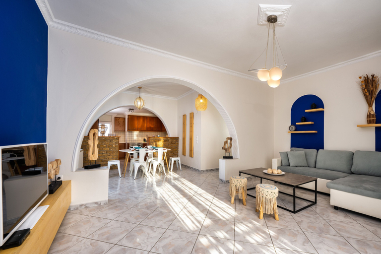 Living area 4, Downton Fira 2-bed Apt, Sleeps 6, Pet Friendly, South Aegean