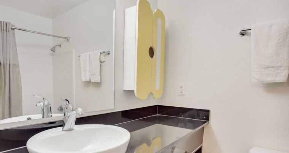 Bathroom 5, Studio 6 Stafford, TX - Houston - Sugarland, Fort Bend