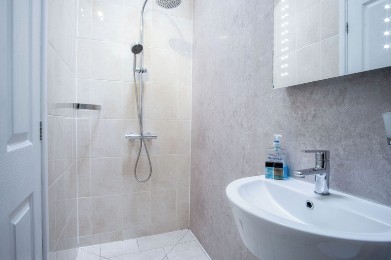 Bathroom 3, Ysfael - 1 Bedroom Studio - St Ishmael's, Pembrokeshire