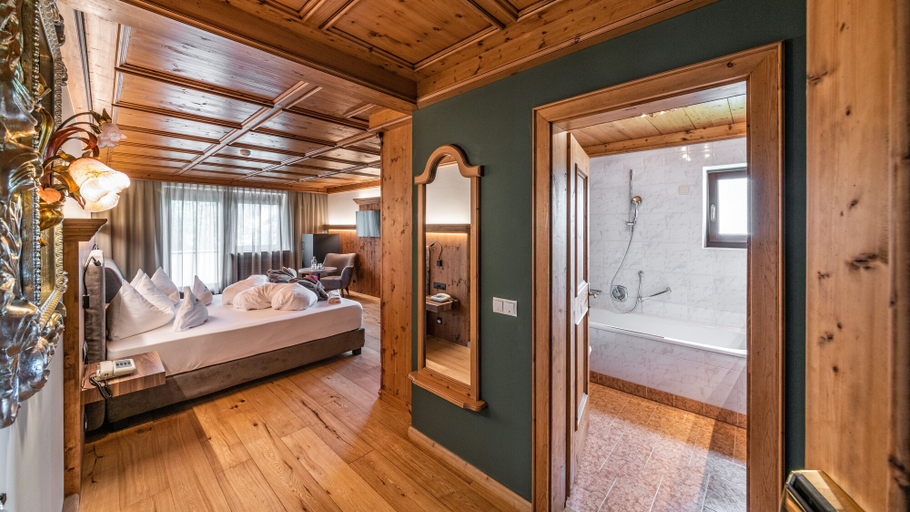 Bedroom 3, Romantik Hotel Santer, Bolzano