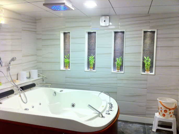 Bathroom 4, Hotel Holiday Resort, Puri