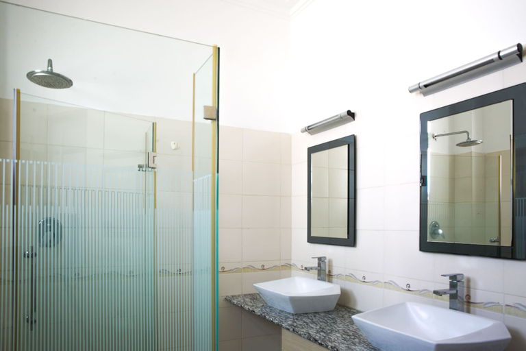Bathroom, Almasi Oceanfront Apartment, Nyali