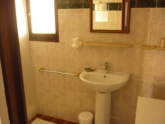 Bathroom 5, Domaine de la Rode Buze, Lot