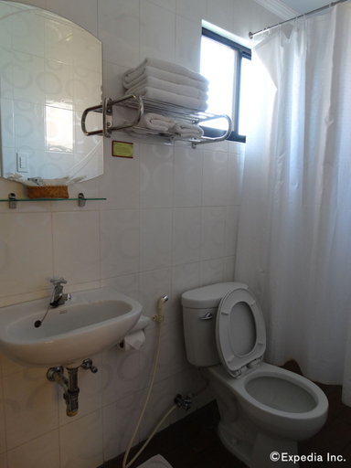 Bathroom 3, RueMango Apartelle and Suites, Davao City