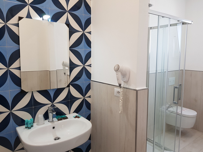 Bathroom 5, Hotel Oriente, Napoli