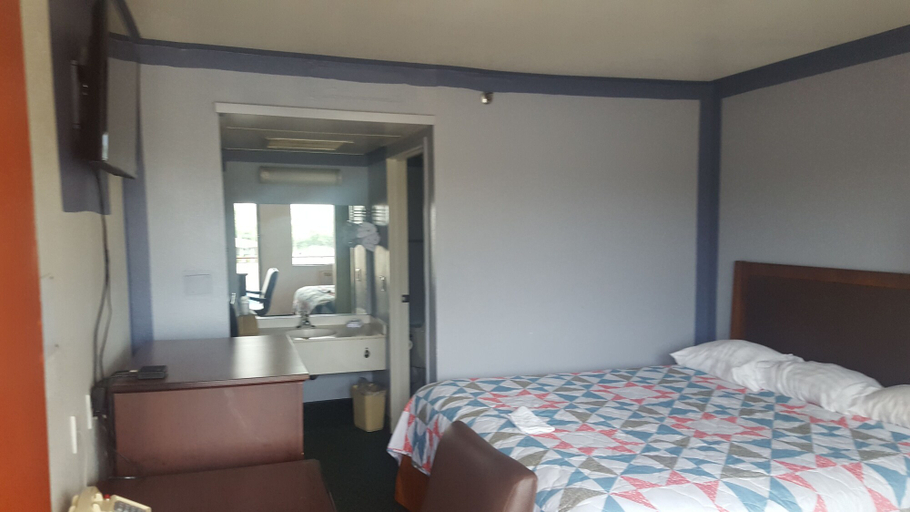 Bedroom 3, Travel Inn, Hamilton