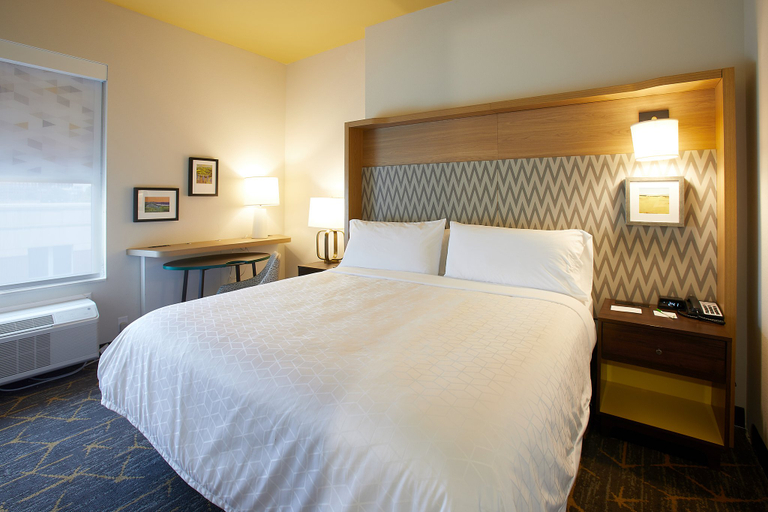 Bedroom 3, Holiday Inn LOUISVILLE DOWNTOWN by IHG, Jefferson