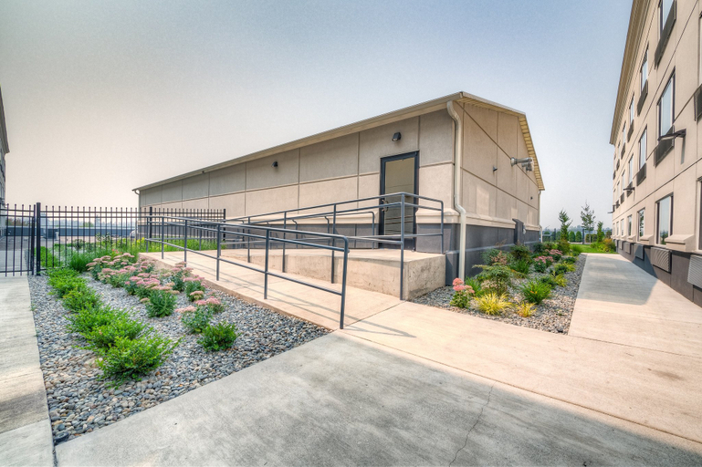 Exterior & Views