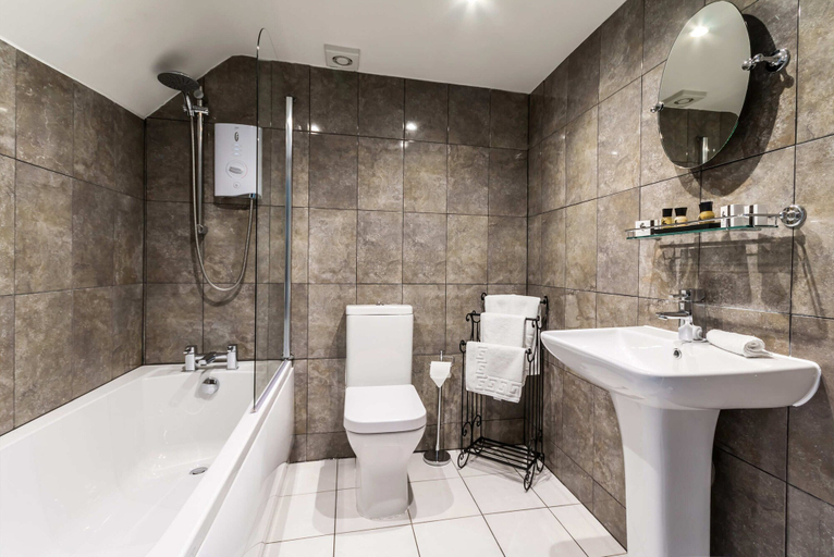 Bathroom 3, The Crown Inn, Northamptonshire