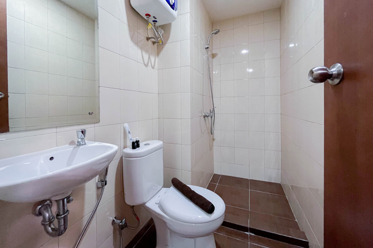 Bathroom 5, Best Choice and Restful 2BR Vida View Makassar Apartment By Travelio, Makassar
