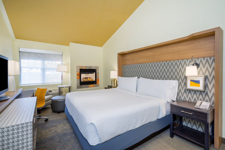 Bedroom 5, Holiday Inn CAPE COD - HYANNIS by IHG, Barnstable
