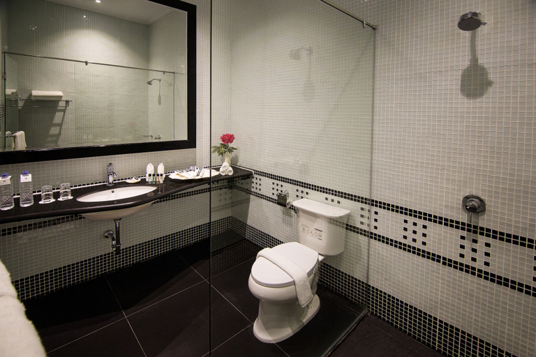 Bathroom 5, Menumbing Heritage Hotel, Pangkalpinang