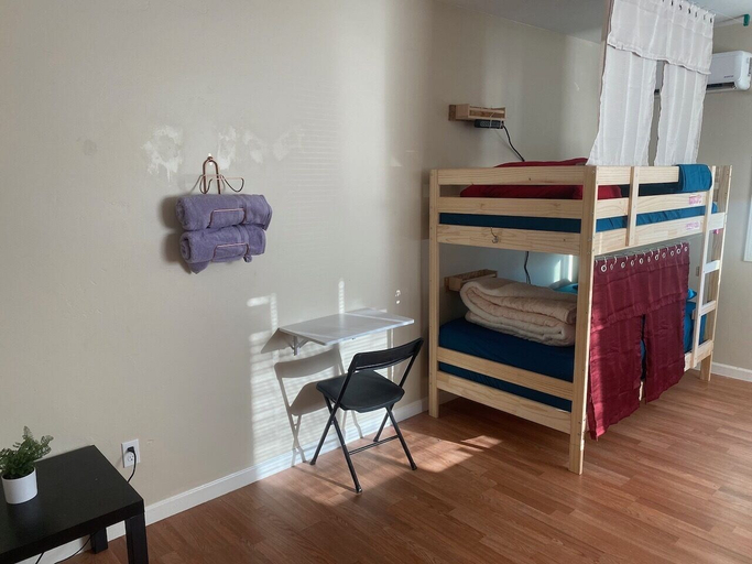 Bedroom 4, WHOLE Family - Barrette - back - Hostel, Sacramento