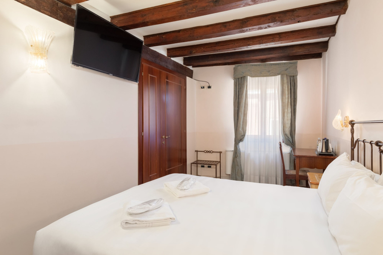Bedroom 4, La Locandiera, Venezia