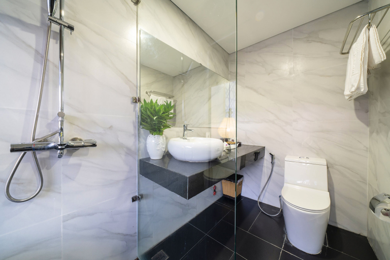 Bathroom 5, Thanh Binh Central Hotel, Da Nang