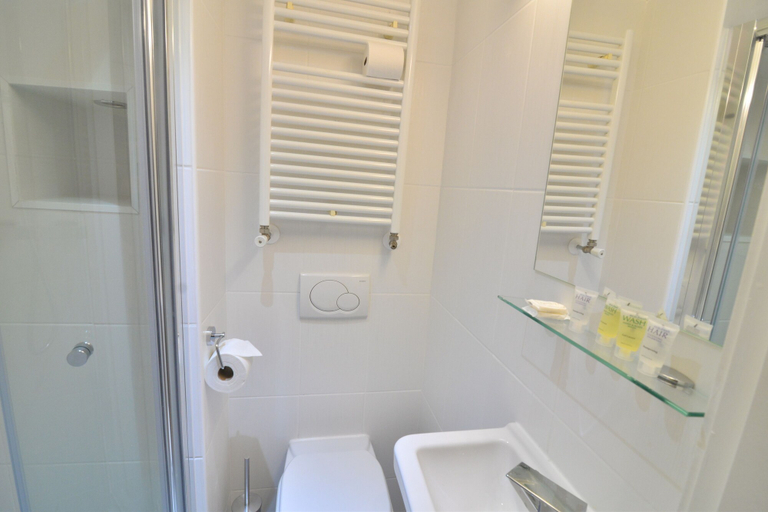 Bathroom 3, City Gate Kensington, London