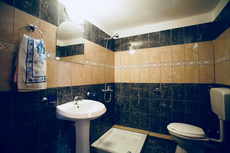 Bathroom 4, Gold Guest House & Bar, Përmetit