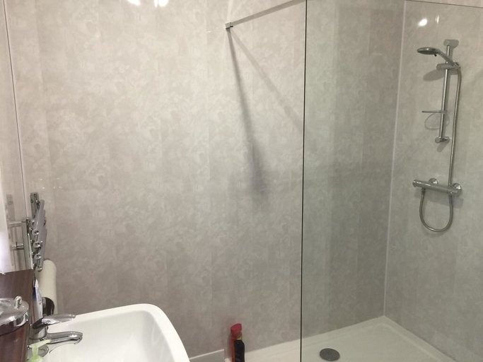 Bathroom 4, Crumlin Road Guesthouse, Belfast